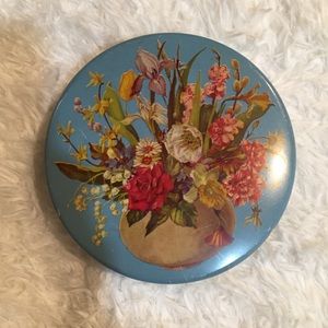 🌵BOGO🌵Vintage floral round turquoise tin